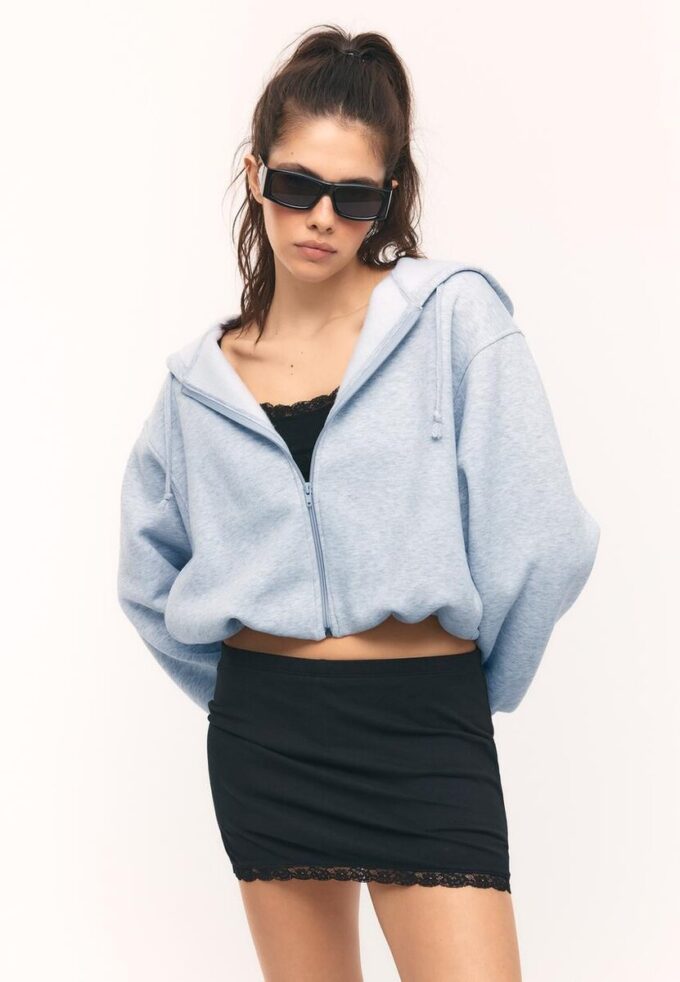 Sudadera bomber con capucha estampada