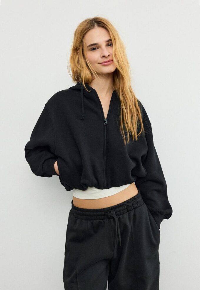 Sudadera bomber con capucha estampada
