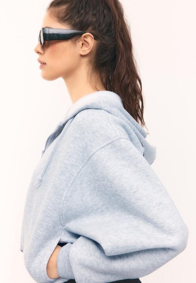 Sudadera bomber con capucha estampada