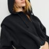 Sudadera bomber con capucha estampada