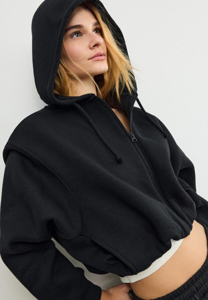 Sudadera bomber con capucha estampada
