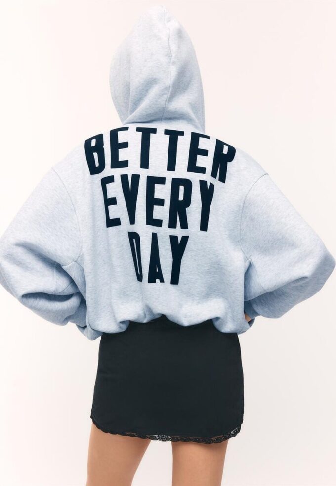 Sudadera bomber con capucha estampada