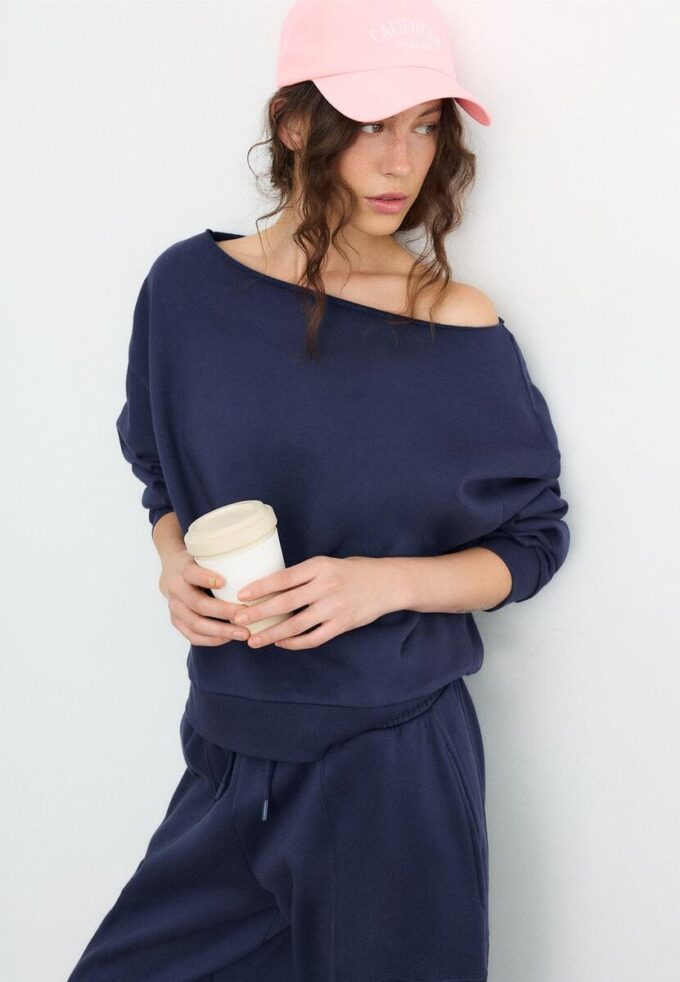 Sudadera básica con hombros al aire Sudadera básica con hombros al aire