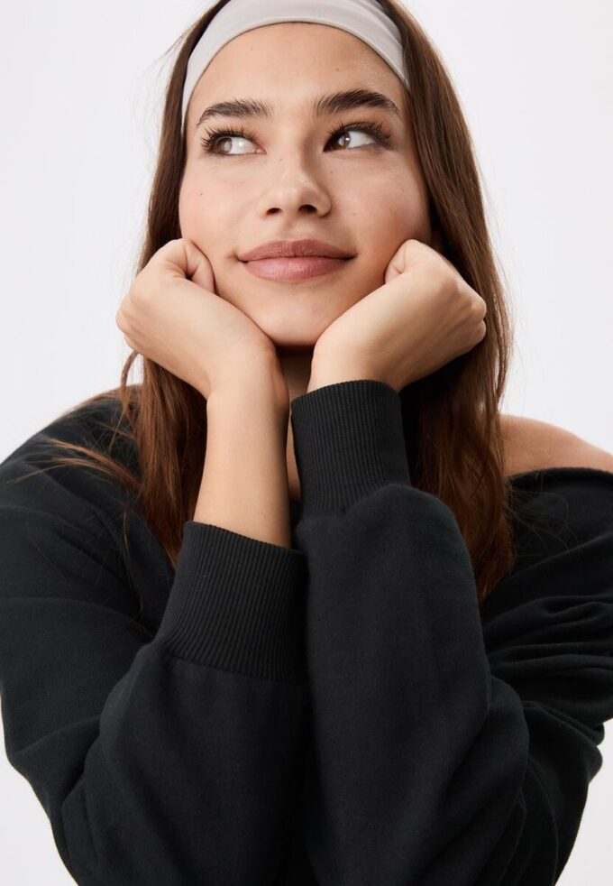 Sudadera básica con hombros al aire Sudadera básica con hombros al aire