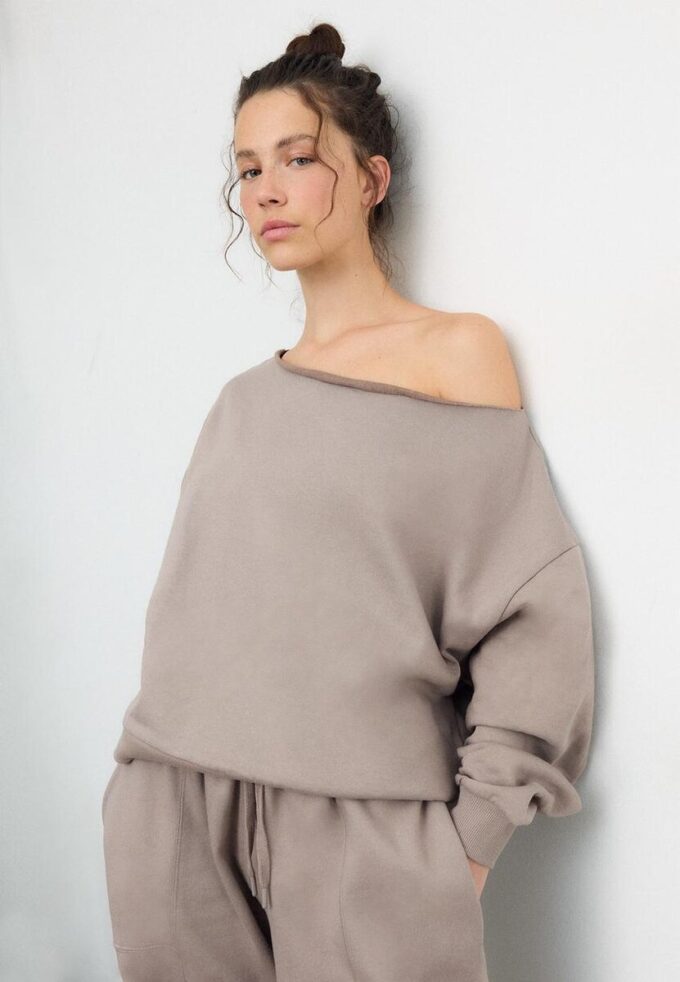 Sudadera básica con hombros al aire Sudadera básica con hombros al aire