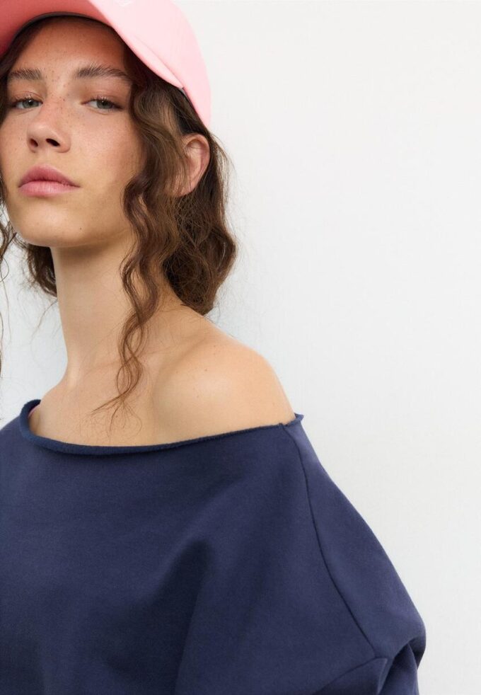 Sudadera básica con hombros al aire Sudadera básica con hombros al aire