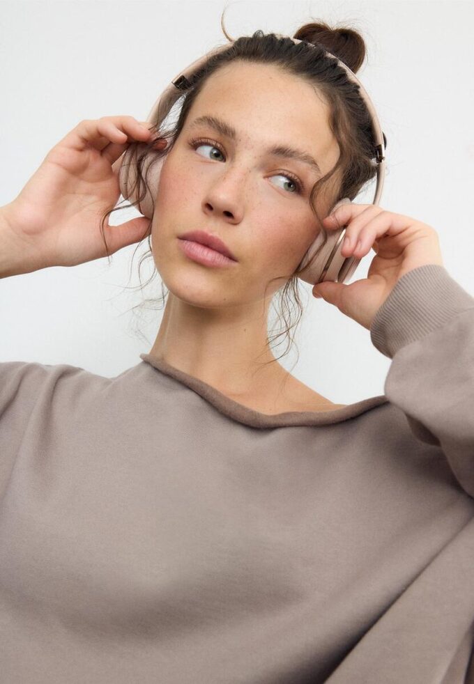 Sudadera básica con hombros al aire Sudadera básica con hombros al aire