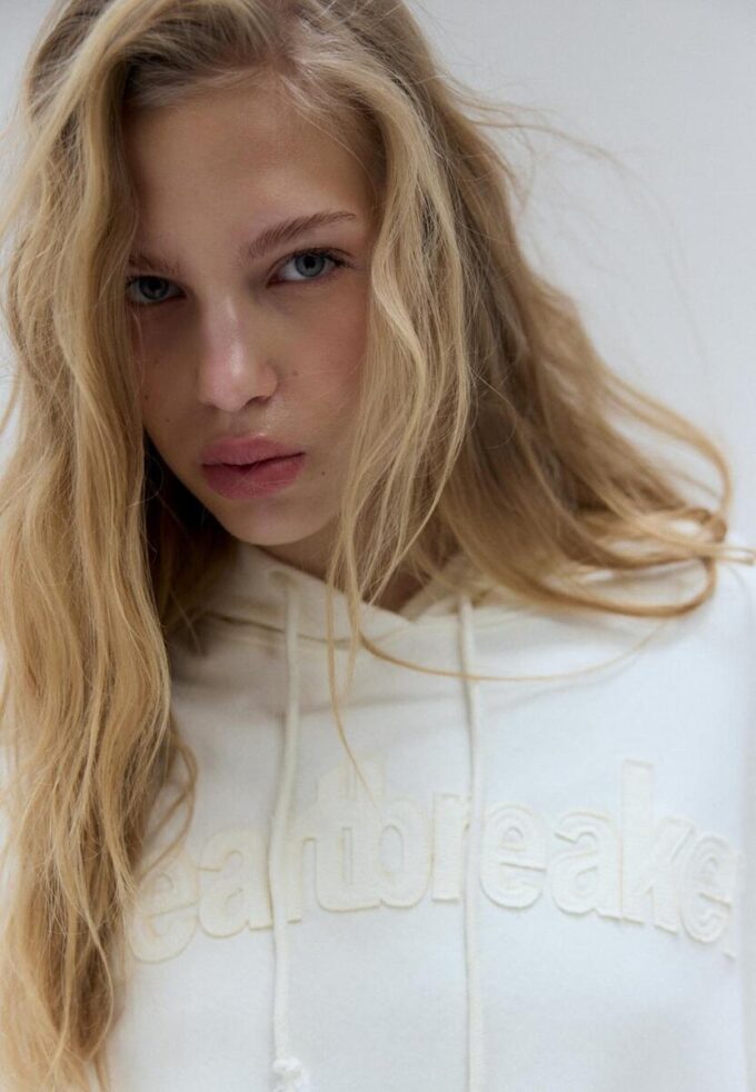 Sudadera con capucha bordada y tachuelas Sudadera con capucha bordada y tachuelas