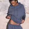 Sudadera con capucha bordada y tachuelas Sudadera con capucha bordada y tachuelas