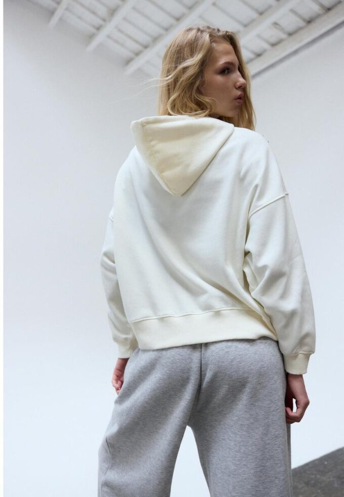 Sudadera con capucha bordada y tachuelas Sudadera con capucha bordada y tachuelas