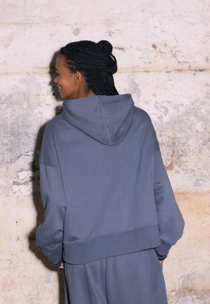 Sudadera con capucha bordada y tachuelas Sudadera con capucha bordada y tachuelas