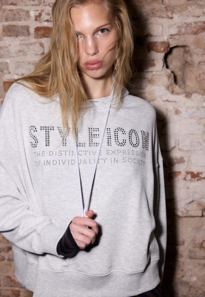 Sudadera con capucha y pedrería Sudadera con capucha y pedrería