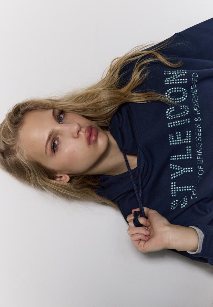 Sudadera con capucha y pedrería Sudadera con capucha y pedrería