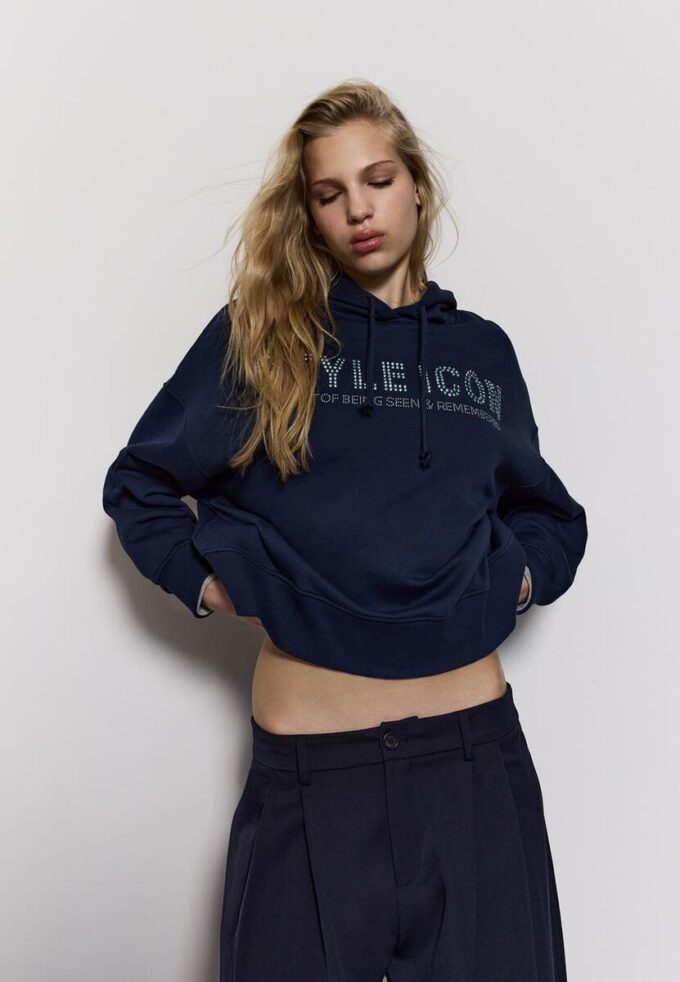 Sudadera con capucha y pedrería Sudadera con capucha y pedrería