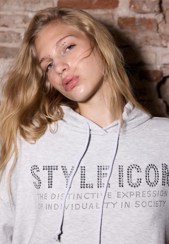 Sudadera con capucha y pedrería Sudadera con capucha y pedrería
