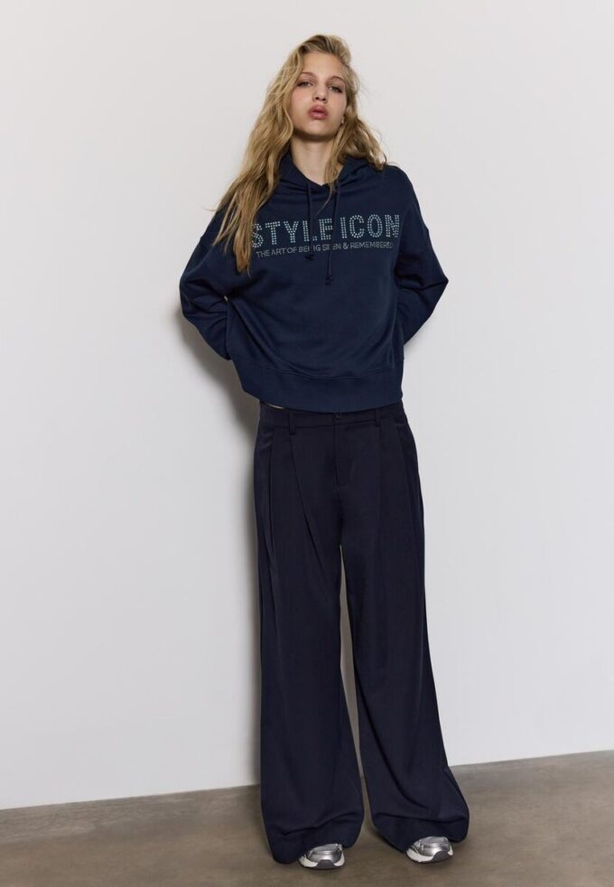 Sudadera con capucha y pedrería Sudadera con capucha y pedrería