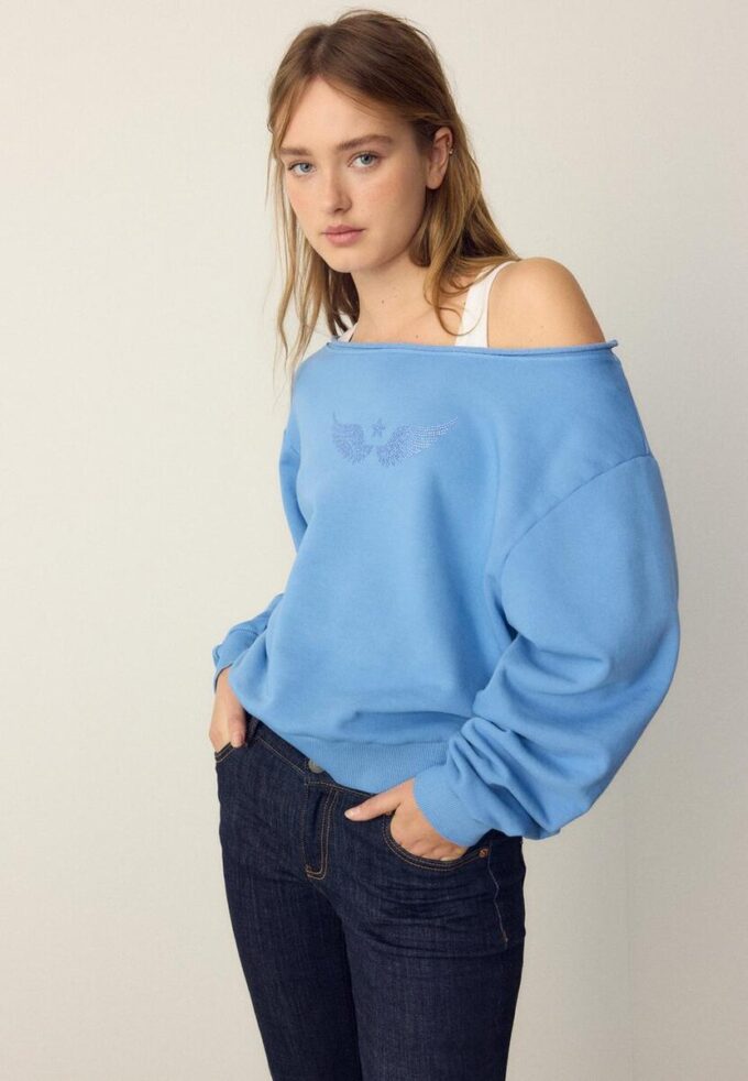 Sudadera con cuello barco y alas de pedrería Sudadera con cuello barco y alas de pedrería