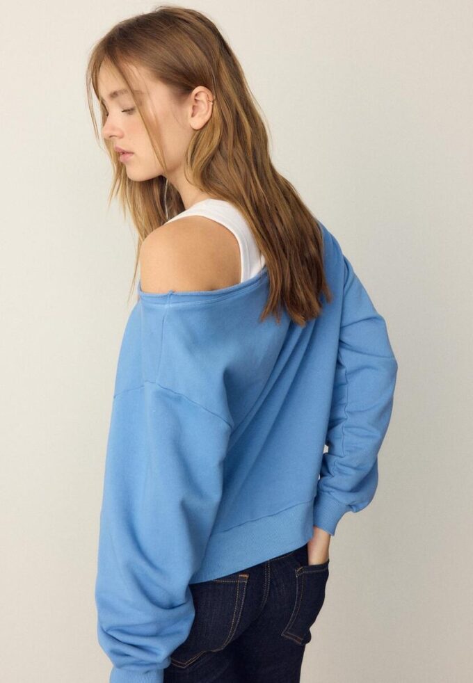 Sudadera con cuello barco y alas de pedrería Sudadera con cuello barco y alas de pedrería