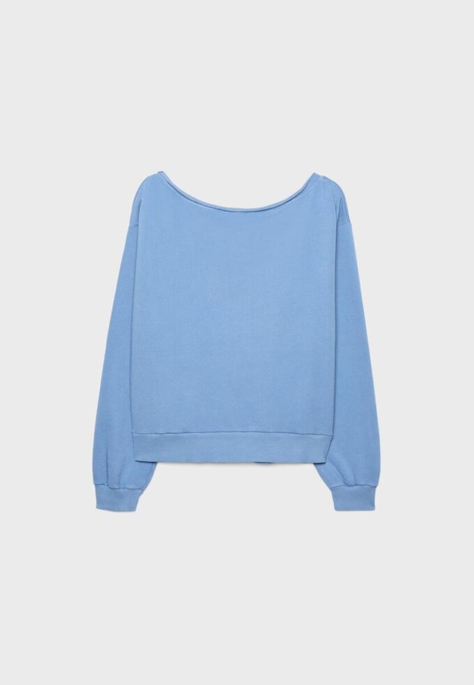 Sudadera con cuello barco y alas de pedrería Sudadera con cuello barco y alas de pedrería