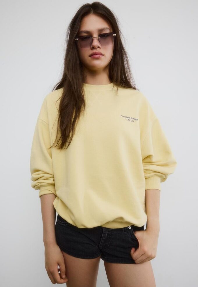 Sudadera de manga larga con cuello redondo y texto Sudadera de manga larga con cuello redondo y texto