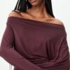 Top con cuello asimétrico