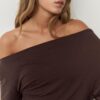 Top con cuello asimétrico
