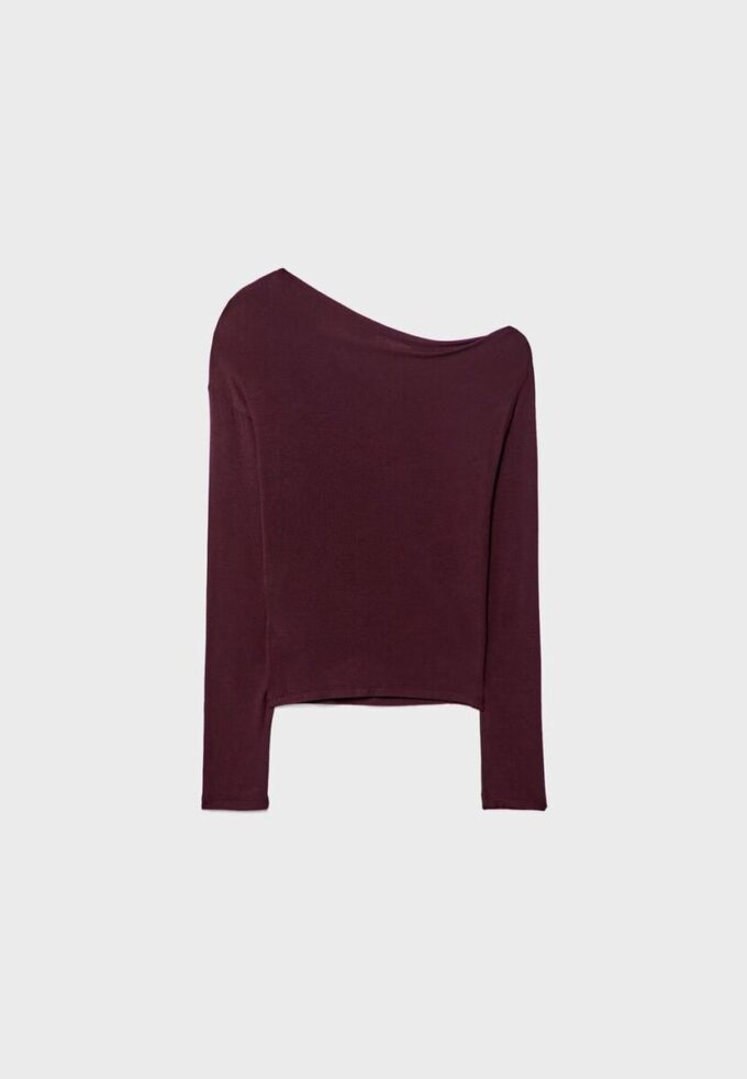 Top con cuello asimétrico