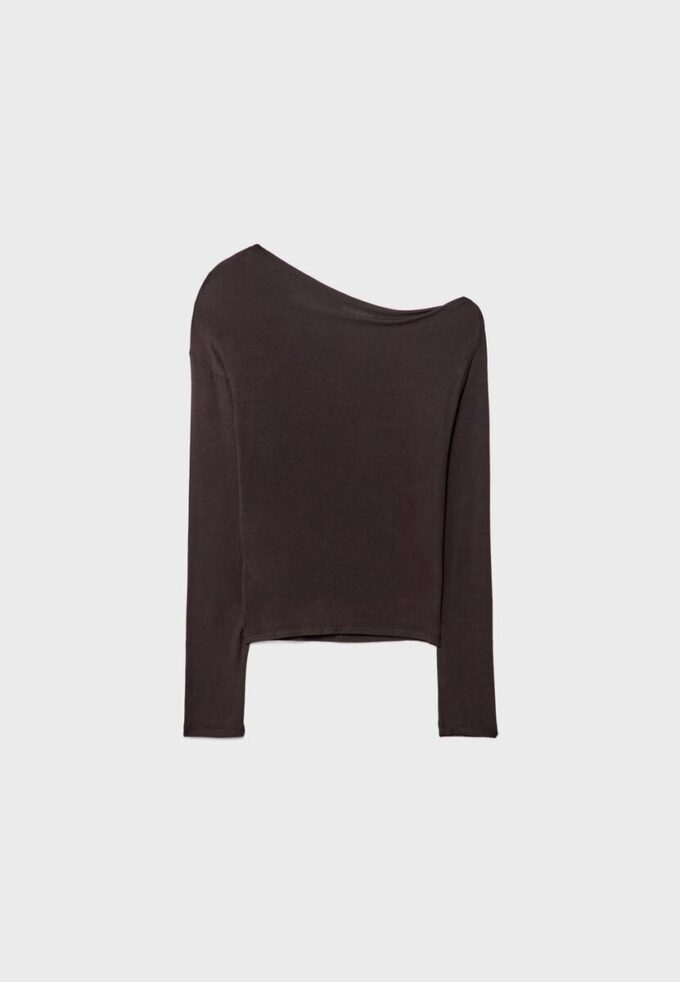Top con cuello asimétrico
