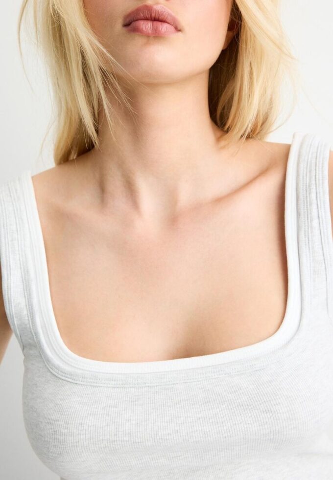 Top con cuello cuadrado y efecto de dos piezas Top con cuello cuadrado y efecto de dos piezas