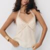Top con cuello halter y ribete de encaje Top con cuello halter y ribete de encaje