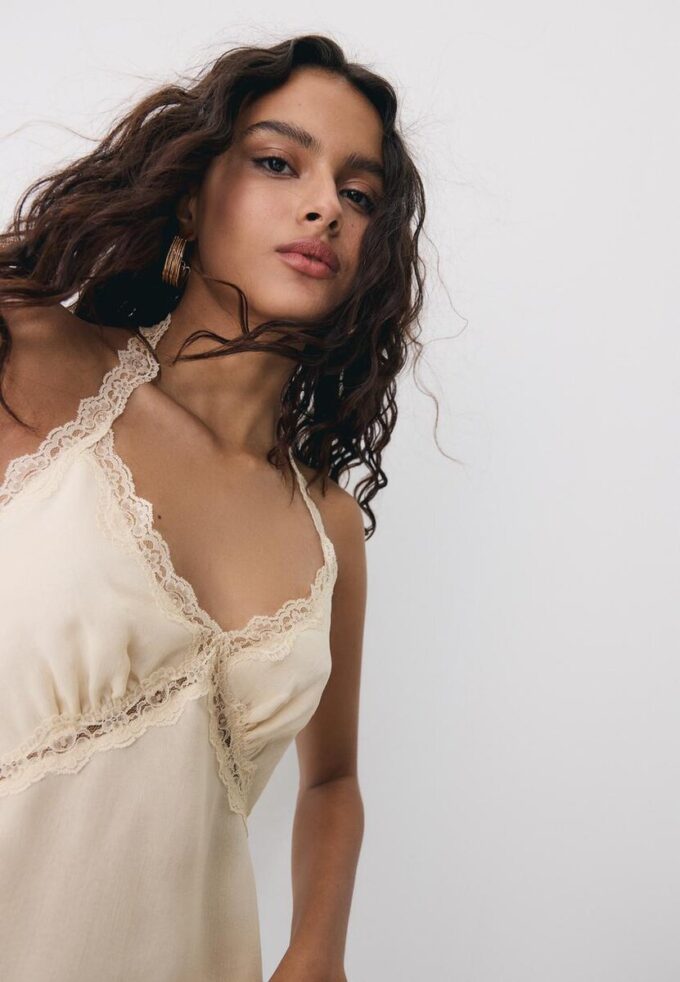 Top con cuello halter y ribete de encaje Top con cuello halter y ribete de encaje