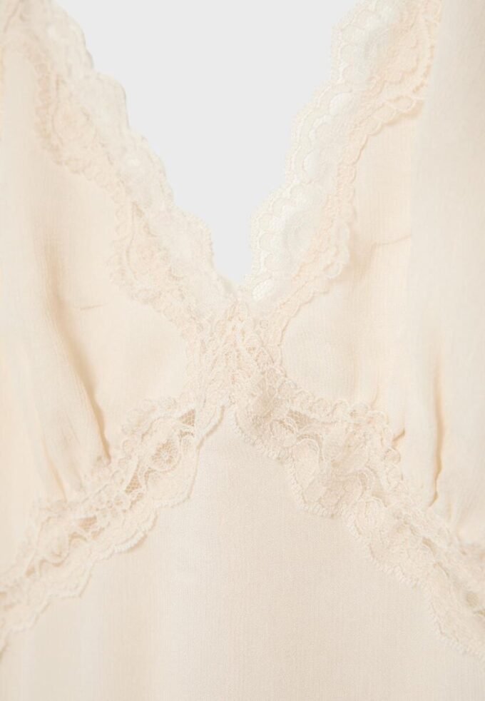 Top con cuello halter y ribete de encaje Top con cuello halter y ribete de encaje