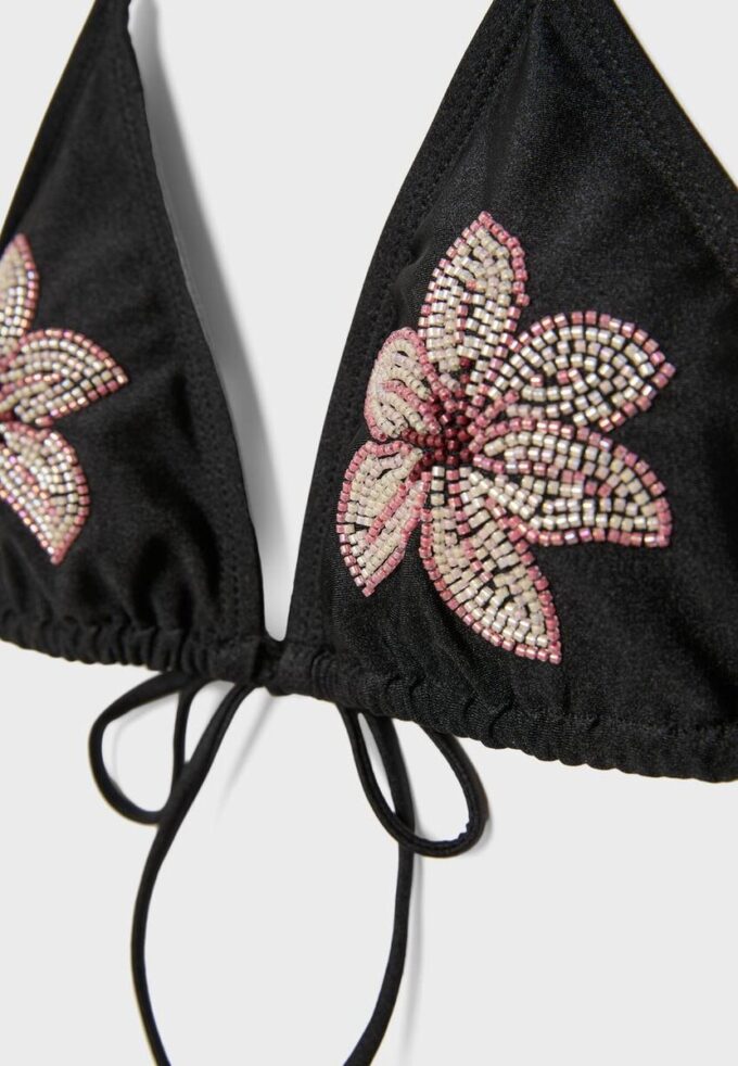 Top de bikini triangular con flores bordadas Top de bikini triangular con flores bordadas
