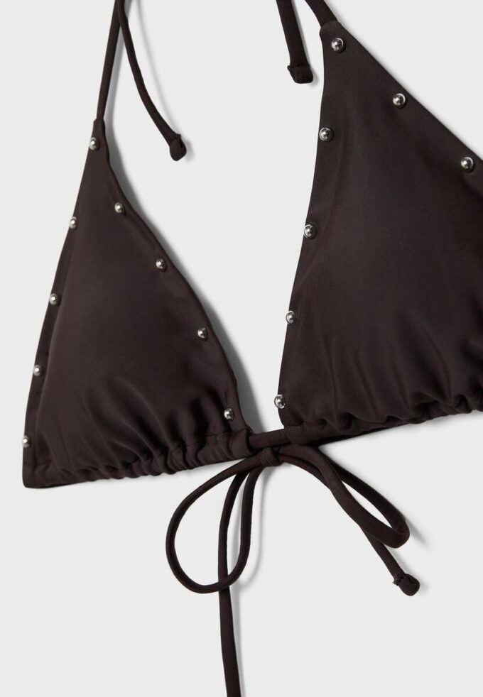 Top de bikini triangular con tachuelas Top de bikini triangular con tachuelas