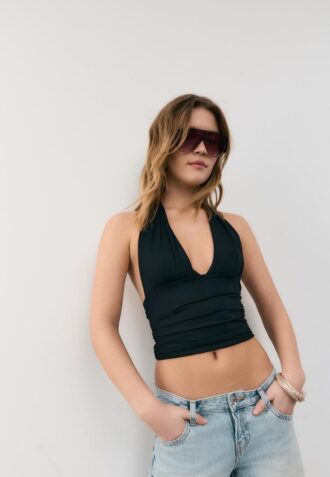 Top halter con lazo fruncido en el cuello