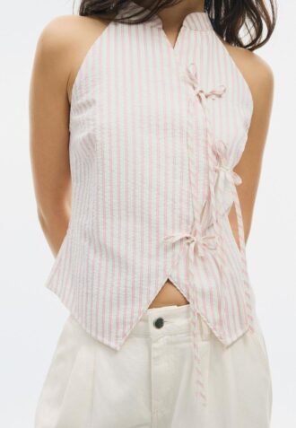 Top halter con nudo y efecto arrugado