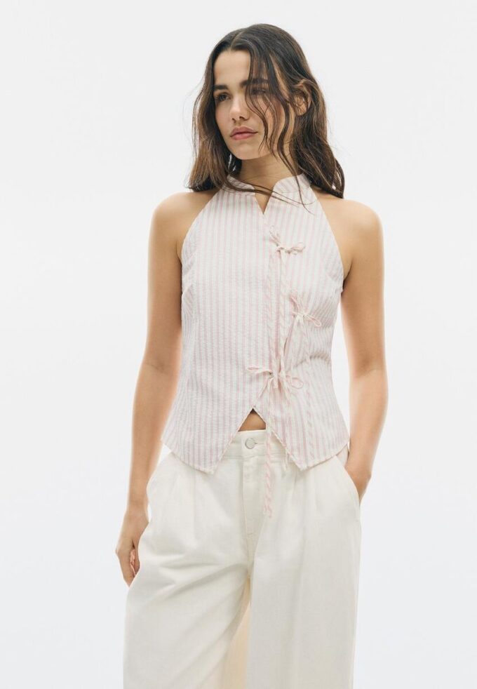 Top halter con nudo y efecto arrugado Top halter con nudo y efecto arrugado