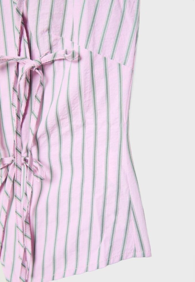 Top halter con nudo y efecto arrugado Top halter con nudo y efecto arrugado