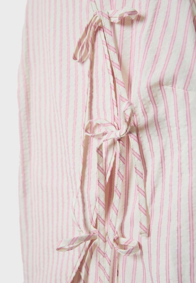 Top halter con nudo y efecto arrugado Top halter con nudo y efecto arrugado