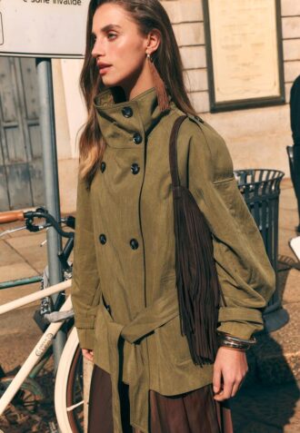 Trench corto de cuello alto