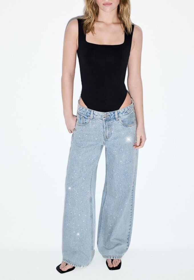 Vaqueros de talle bajo y pierna Wide Leg con pedrería Vaqueros de talle bajo y pierna Wide Leg con pedrería