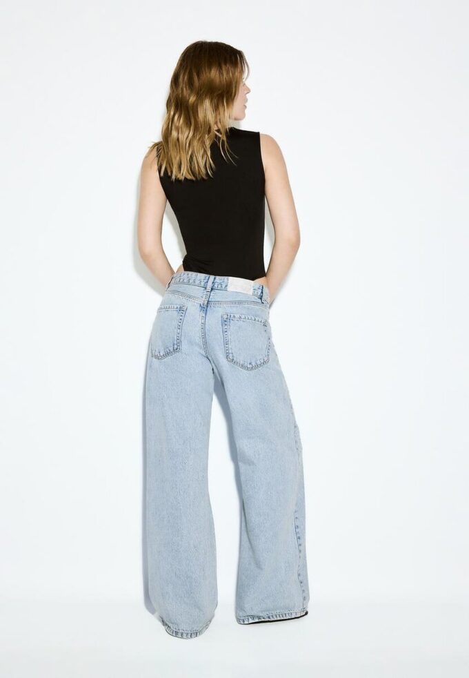 Vaqueros de talle bajo y pierna Wide Leg con pedrería Vaqueros de talle bajo y pierna Wide Leg con pedrería