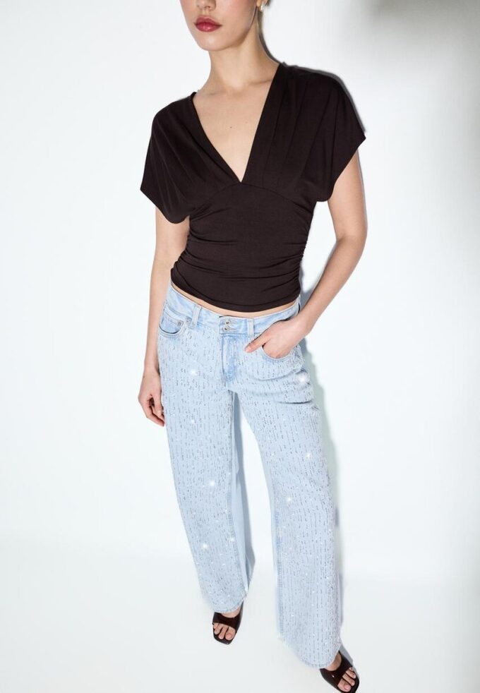 Vaqueros de talle bajo y pierna Wide Leg con pedrería Vaqueros de talle bajo y pierna Wide Leg con pedrería