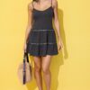 Vestido con volantes y tachuelas