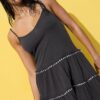 Vestido con volantes y tachuelas