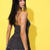 Vestido con volantes y tachuelas