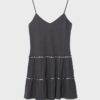 Vestido con volantes y tachuelas