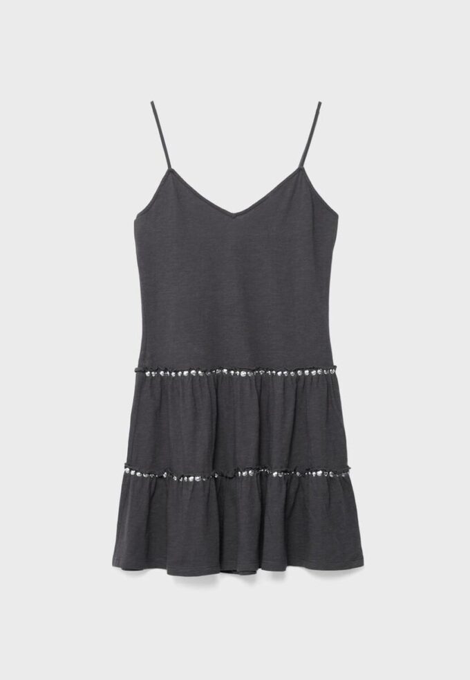 Vestido con volantes y tachuelas