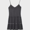 Vestido con volantes y tachuelas