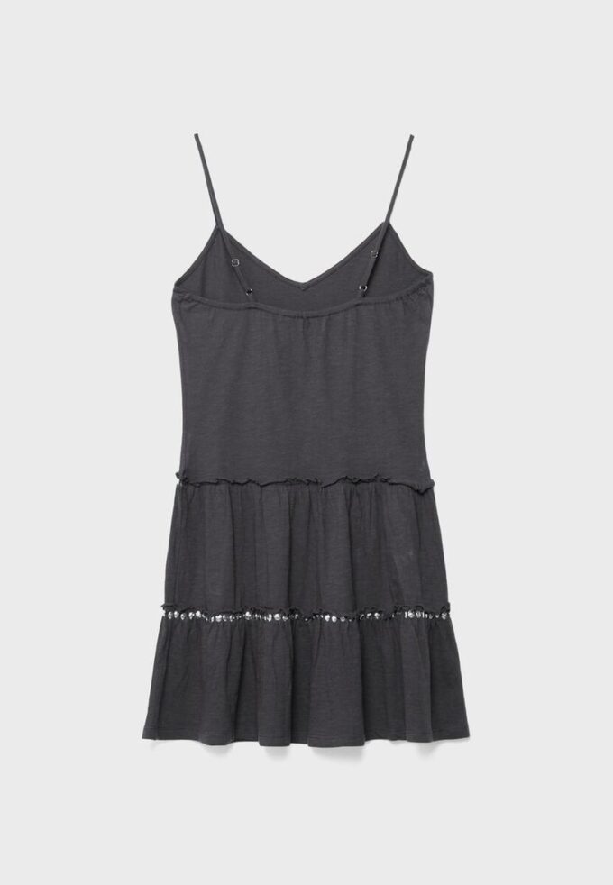 Vestido con volantes y tachuelas
